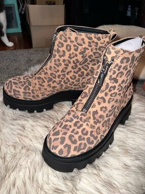 NWOT GB Leopard Zip Up Mini Platform Boots